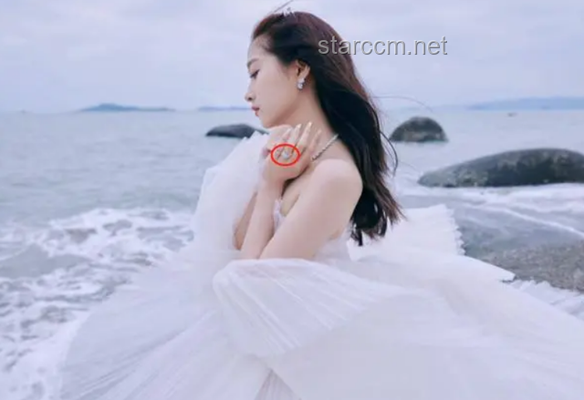关晓彤嘴里咬着戒指：时尚潮流背后的深意与解读